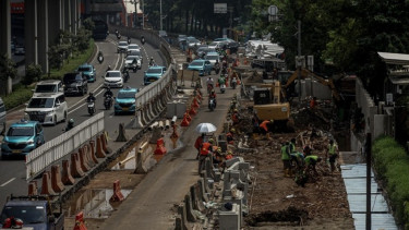Berita Foto: Revitalisasi Trotoar Rasuna Said Dimulai Setelah Pembongkaran Tiang Monorel
