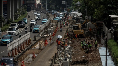 Berita Foto: Revitalisasi Trotoar Rasuna Said Dimulai Setelah Pembongkaran Tiang Monorel