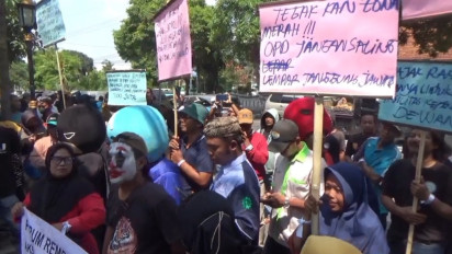 Masyarakat Demo Pemkab Jombang Tolak Anggaran Seragam DPRD Rp500 Juta, Pemda: Sudah Dianggarkan