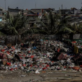 Berita Foto: Gunungan Sampah Dibiarkan, Warga Kalibaru Hirup Bau Menyengat Tiap Hari