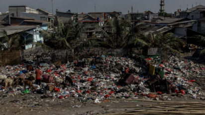 Berita Foto: Gunungan Sampah Dibiarkan, Warga Kalibaru Hirup Bau Menyengat Tiap Hari
