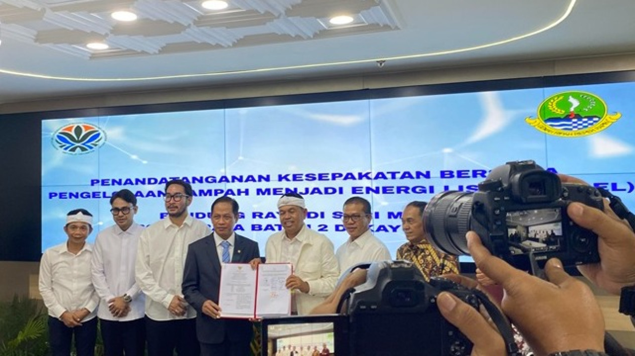 8 Kepala Daerah di Jabar Teken Kerjasama Proyek PSEL
            - galeri foto