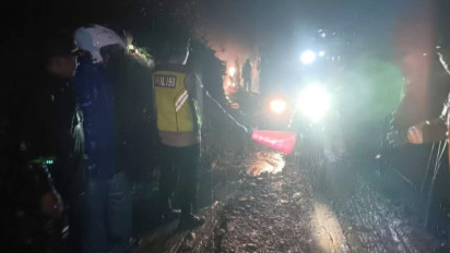 Jalur Garut-Pameungpeuk Tak Bisa Dilalui, Material Longsor Setinggi 1,5 Meter Timbun Badan Jalan