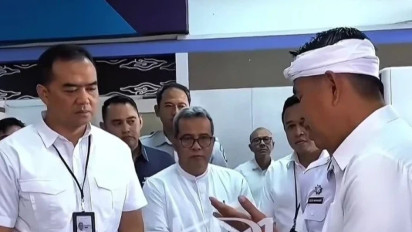 Dedi Mulyadi Langsung Sidak Samsat Soetta Bandung, Beri Peringatan Petugas: Sederhana Pak!