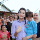 Momen Gubernur Malut Sherly Tjoanda Gendong Anak Stunting Viral, Tawarkan Segera Dirawat: Dia Harus Normal!