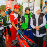 Gubernur Khofifah Bagi BBM Gratis untuk 200 Pengemudi Ojek Online