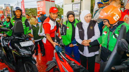Gubernur Khofifah Bagi BBM Gratis untuk 200 Pengemudi Ojek Online
