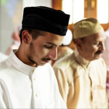 Tidak Dilarang tapi Baju Bergambar saat Shalat Bisa Jadi Makruh dengan Alasan ini