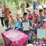 Akhir Manis Perjuangan Mbah Tupon Korban Mafia Tanah di Bantul, Dua Sertifikatnya Kembali ke Tangan