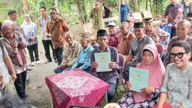Akhir Manis Perjuangan Mbah Tupon Korban Mafia Tanah di Bantul, Dua Sertifikatnya Kembali ke Tangan