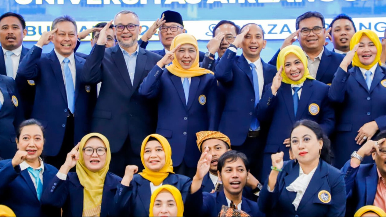 Gubernur Khofifah Lantik Pengurus Wilayah, Komisariat dan Pengurus Cabang IKA UNAIR
            - galeri foto