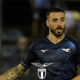 Derby della Madonnina di Bursa Transfer! AC Milan dan Inter Berebut Tanda Tangan Bek Lazio Musim Panas Nanti