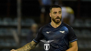 Derby della Madonnina di Bursa Transfer! AC Milan dan Inter Berebut Tanda Tangan Bek Lazio Musim Panas Nanti