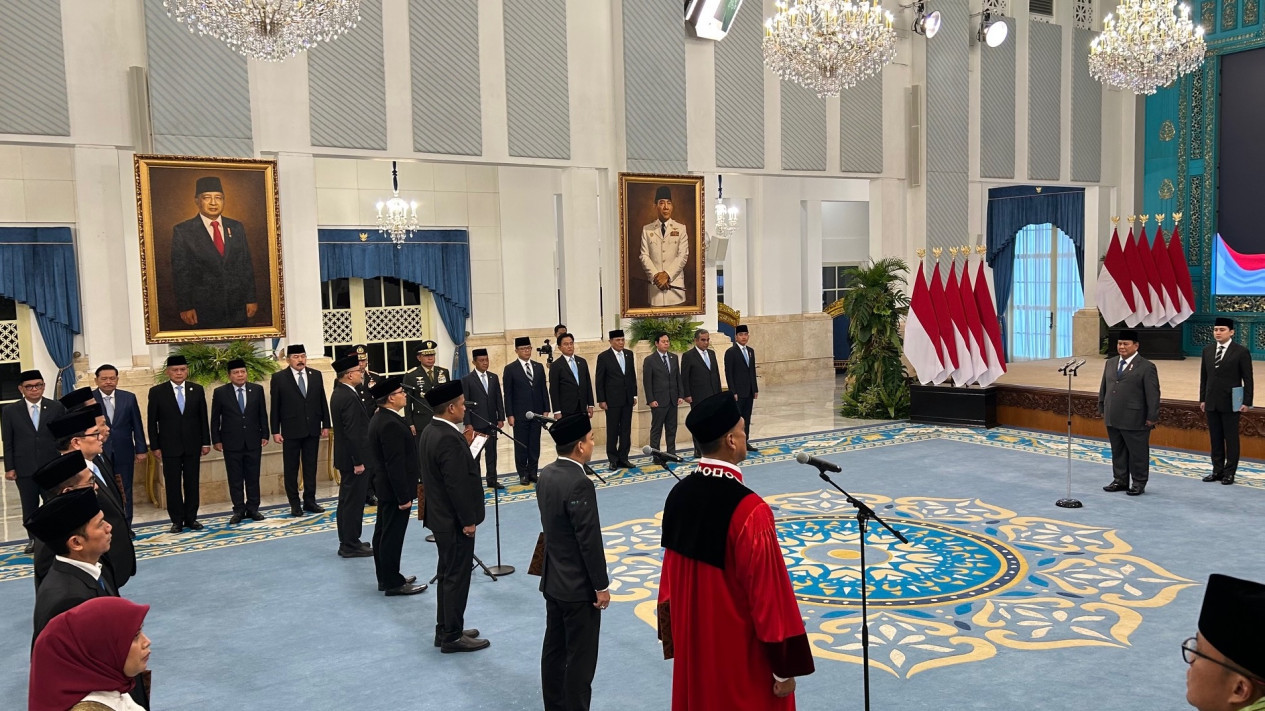 Prabowo Lantik Andi Rahadian Jadi Dubes untuk Kesultanan Oman dan Republik Yaman
            - galeri foto