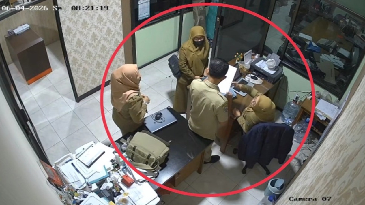 Korban SK ASN Palsu di Pemkab Gresik Masuk Kerja dalam Kondisi Hamil Tua
            - galeri foto