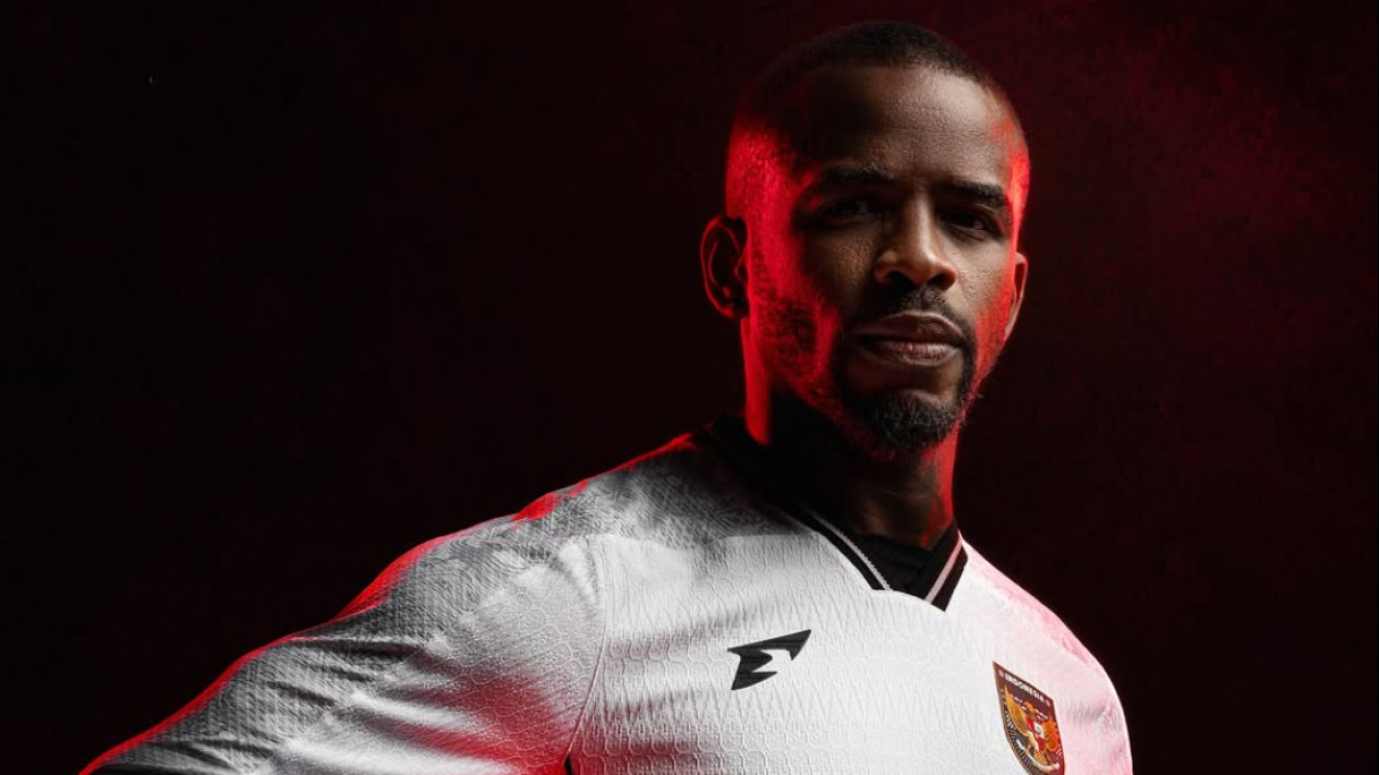 Greg Nwokolo Balas Telak Pengamat yang Kritik Keras Shayne Pattynama: Tipe Pengamat yang Tidak Memahami Sepak Bola Indonesia
            - galeri foto