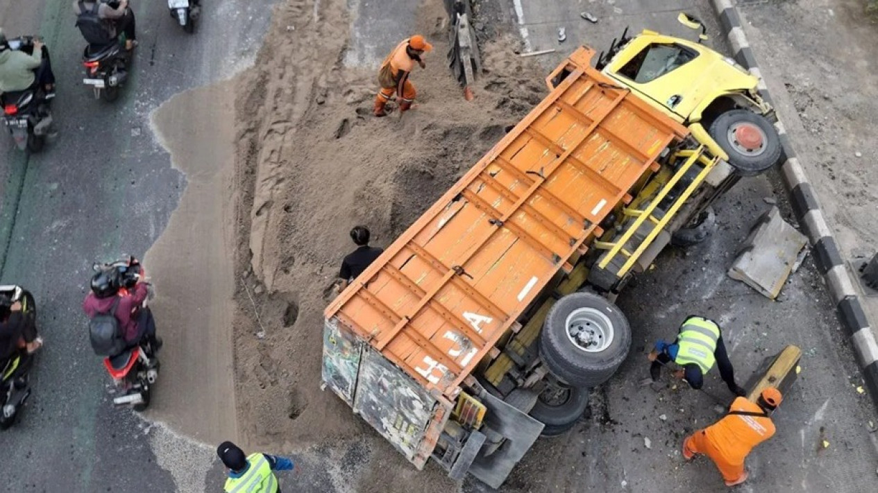 Sopir Ngantuk, Truk Pasir 2 Ton Terguling di Tebet Bikin Macet Panjang
            - galeri foto