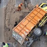 Sopir Ngantuk, Truk Pasir 2 Ton Terguling di Tebet Bikin Macet Panjang