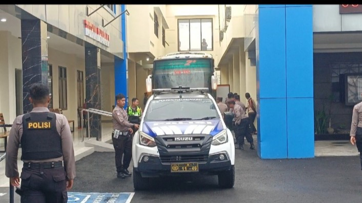 OTT KPK Bupati Tulungagung, Belasan Pejabat Pemkab Diterbangkan ke Jakarta
            - galeri foto