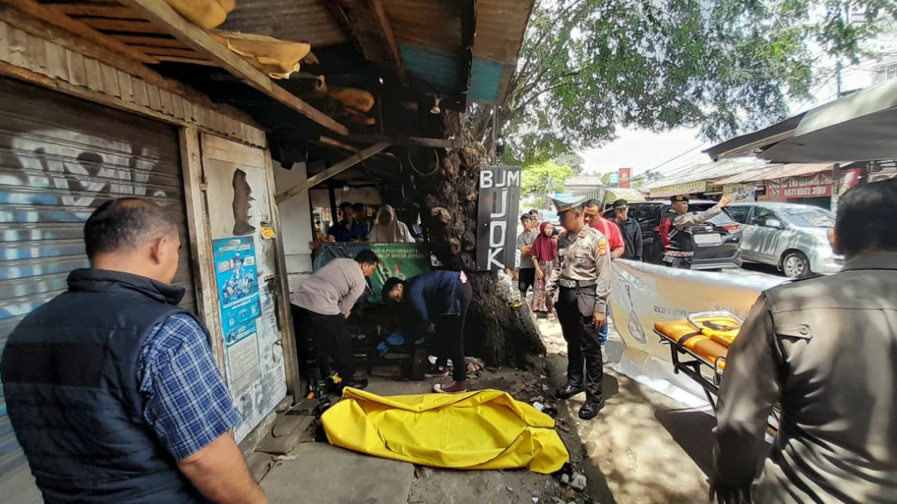 Warga di Ciputat Geger Temukan Sosok Mayat Pria di Kios, Polisi Bilang Begini
            - galeri foto