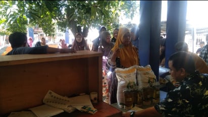 Warga Keluhkan Mekanisme Penyaluran Bansos di Barombong