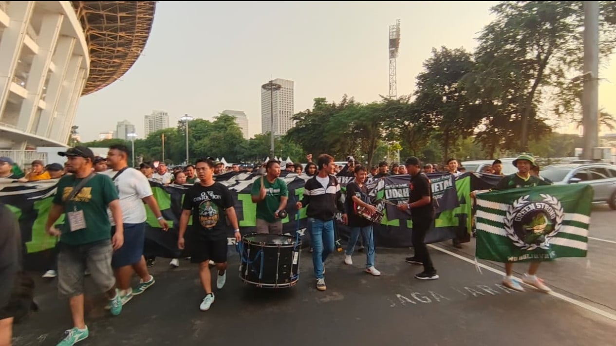 Lebih dari 2000 Bonek Away ke GBK, Disambut Meriah The Jakmania Jelang Laga Persija Vs Persebaya
            - galeri foto