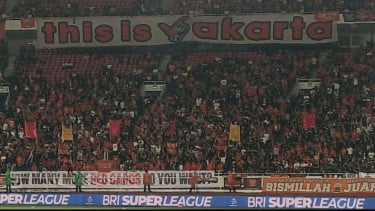 The Jakmania Beri Sindiran Keras ke Para Pemain Persija Jakarta yang Kerap Kena Kartu Merah saat Laga Kontra Persebaya