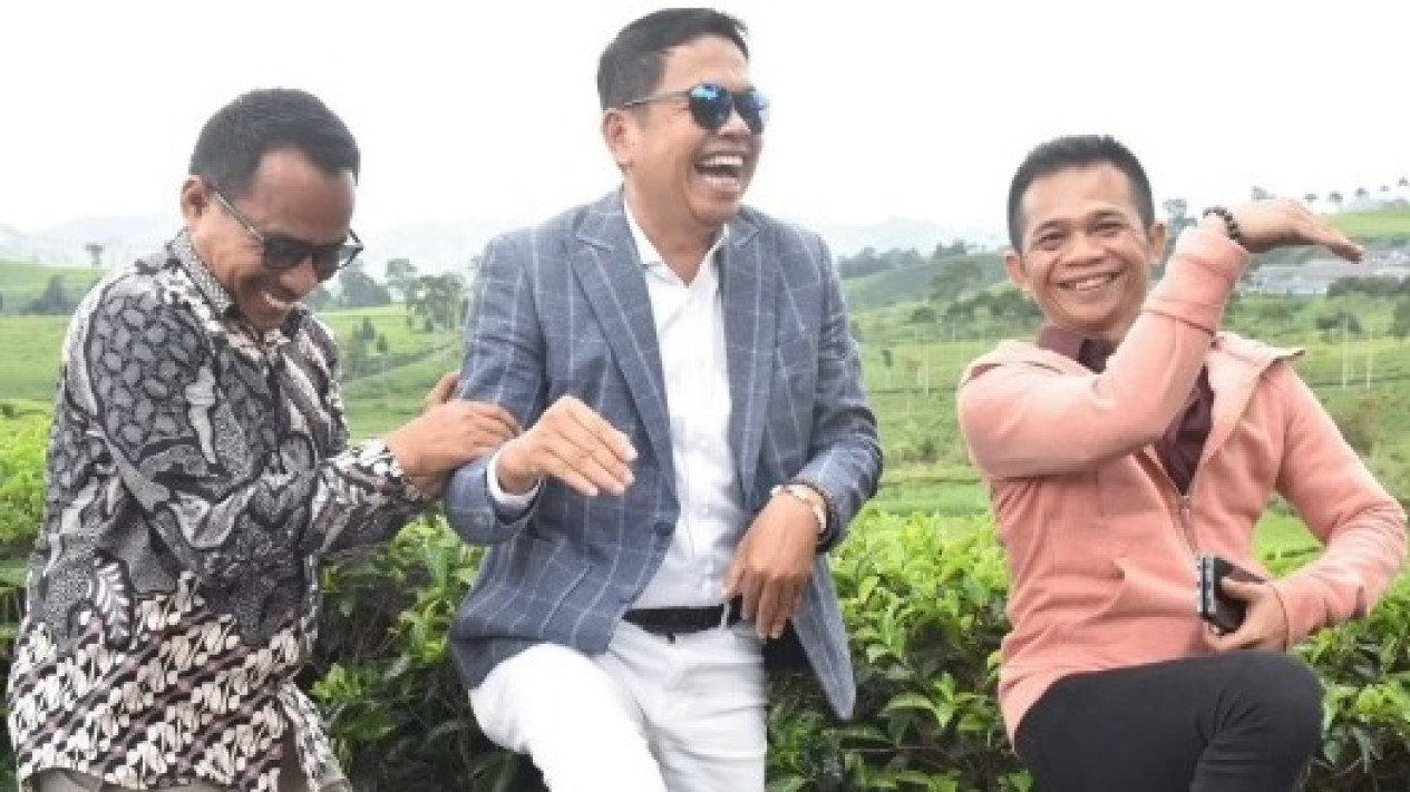 Foto-foto Masa Lalu Dedi Mulyadi Dipamerkan Bupati Purwakarta Om Zein, Ungkap Kebersamaan sejak Muda dengan KDM
            - galeri foto