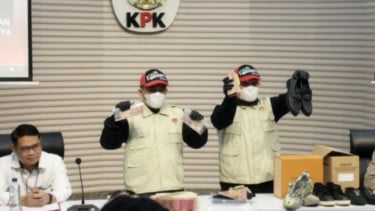 Sepatu Louis Vuitton Bupati Tulungagung Disita KPK