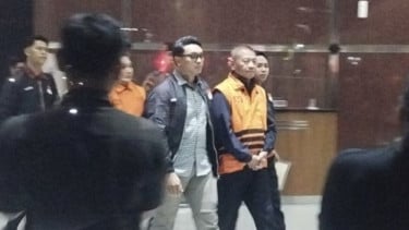 Gatut Kenakan Rompi Tahanan KPK, Bupati Tulungagung Mengucapkan Permohanan Maaf