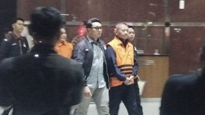 Gatut Kenakan Rompi Tahanan KPK, Bupati Tulungagung Mengucapkan Permohanan Maaf