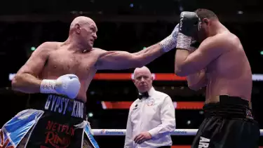 Hasil Tinju Dunia: Tyson Fury Juara Usai Hantam Arslanbek Makhmudov Tanpa Ampun di Kandang