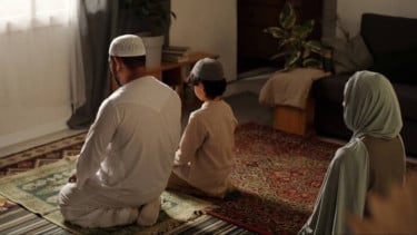 Bangun Kebiasaan Baik di Rumah, Shalat Dhuha Berjamaah sama Istri dan Anak, Apakah Boleh?