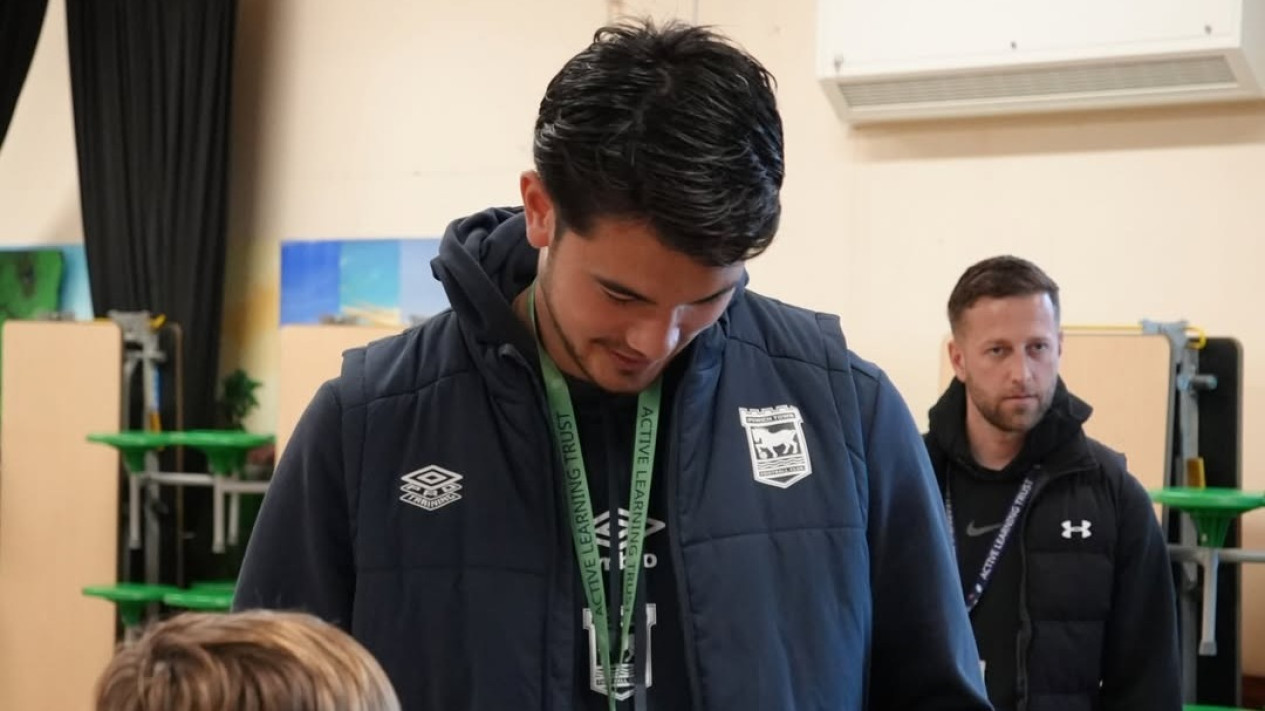 Terpopuler Timnas Indonesia: Elkan Baggott Hilang Didepak Pelatih Ipswich, Reaksi Skuad Garuda Usai Sandy Walsh Angkat Trofi
            - galeri foto