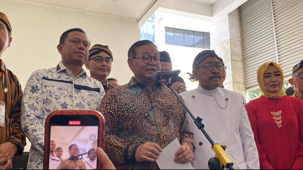 Harga Plastik Naik, Pramono Usul Balik ke Cara Tradisional: Pakai Bungkus Daun Pisang
            - galeri foto