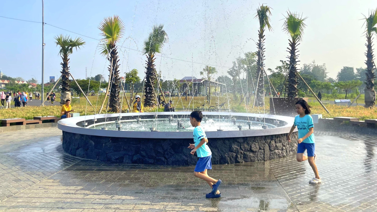Taman Kagama Lamongan Diserbu Warga, Air Mancur Menari Jadi Favorit Pengunjung
            - galeri foto