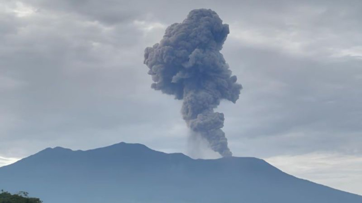 Gunung Marapi Erupsi, Semburkan Abu 500 Meter ke Arah Tenggara
            - galeri foto