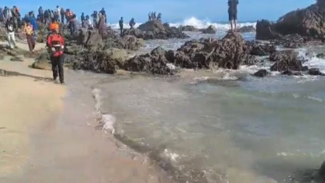 WNA China Hilang Terseret Arus di Pantai Cibobos Lebak, Tim SAR Masih Lakukan Pencarian
            - galeri foto