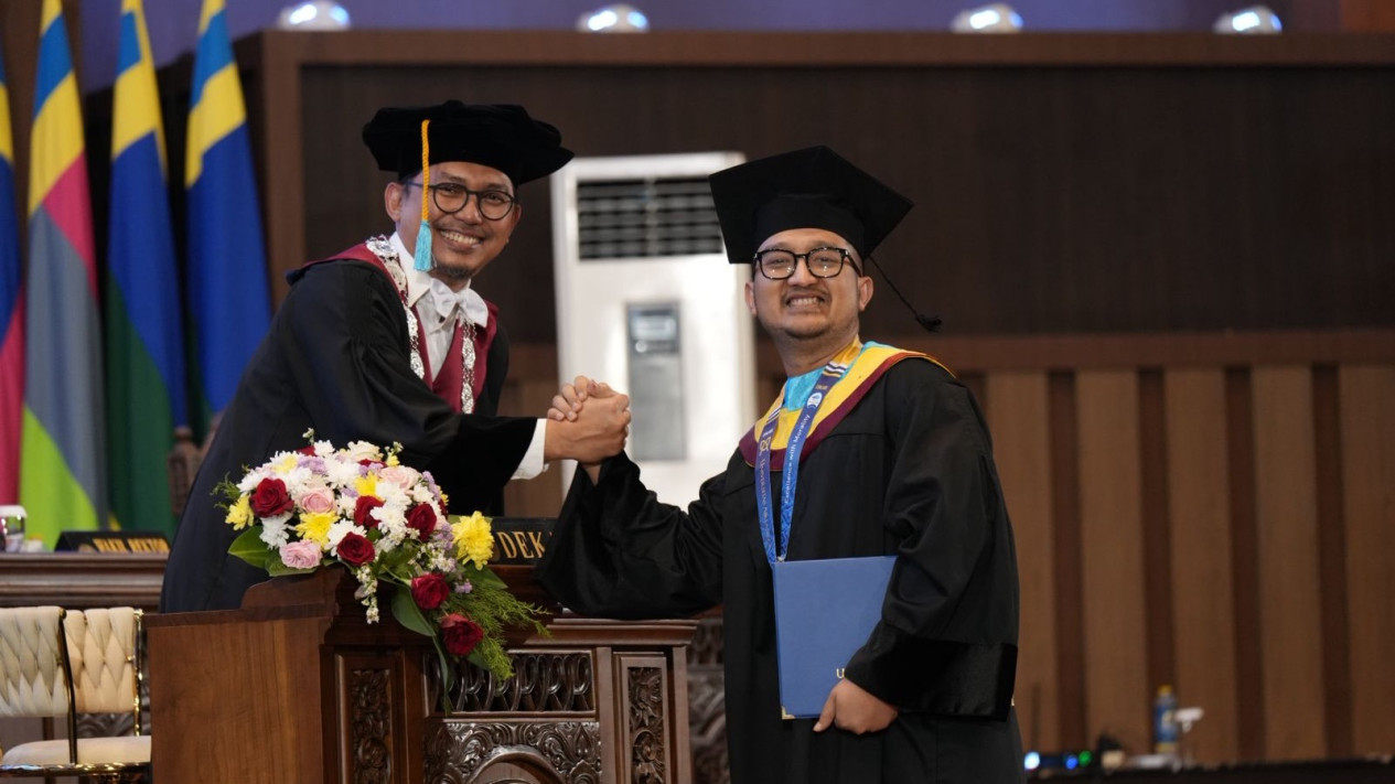 Resmi Jadi Doktor di Unair, Tom Liwafa Soroti Pentingnya Pendidikan untuk Hadapi Tantangan dan Kompetisi
            - galeri foto