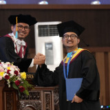 Resmi Jadi Doktor di Unair, Tom Liwafa Soroti Pentingnya Pendidikan untuk Hadapi Tantangan dan Kompetisi