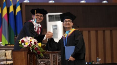 Resmi Jadi Doktor di Unair, Tom Liwafa Soroti Pentingnya Pendidikan untuk Hadapi Tantangan dan Kompetisi