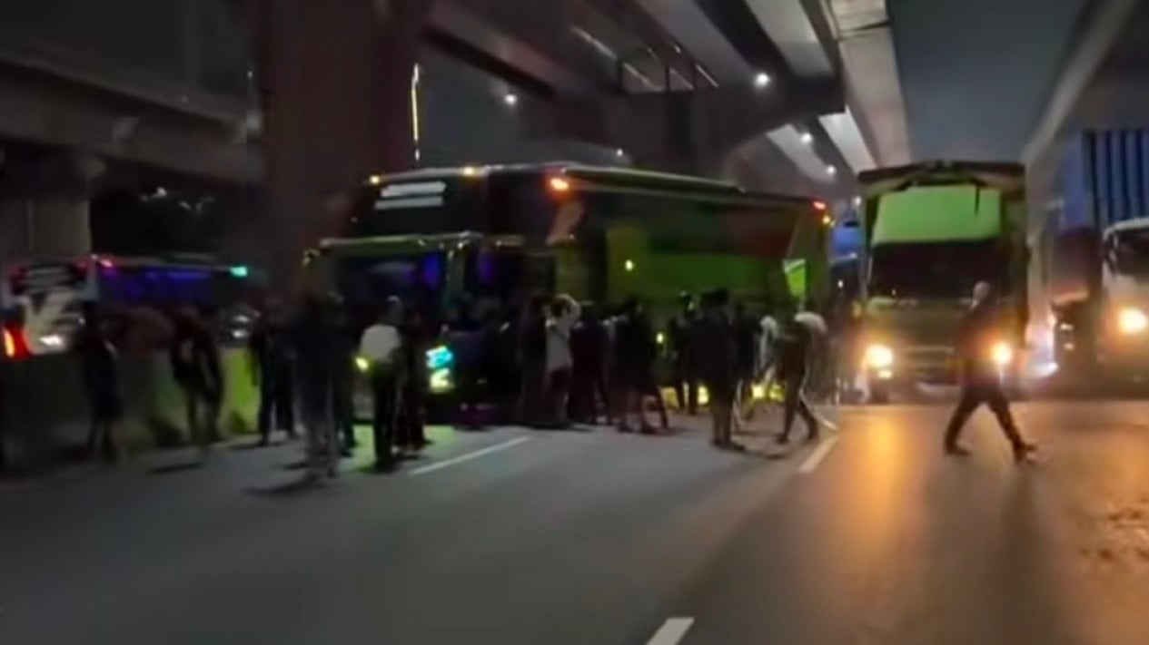 Bonek Mania Dilempari Batu di Tol Japek, Begini Kata Polisi
            - galeri foto