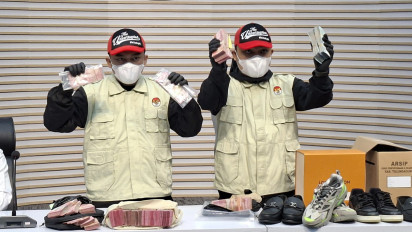 Momen KPK Pamerkan Sepatu LV Hingga Uang Rp335 Juta Hasil OTT Bupati Tulungagung