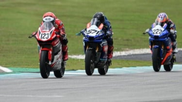 Dari Posisi 8 ke Podium! Aksi Nekat Rheza Bikin Geger ARRC 2026