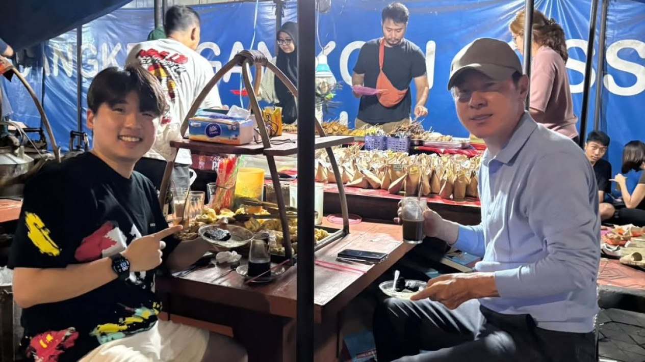 Lama Tak Berkabar, Eks Timnas Indonesia Shin Tae-yong Kedapatan Nongkrong di Angkringan Kopi Joss Jogja
            - galeri foto