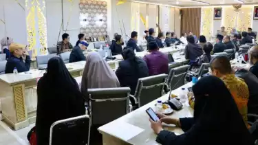 Situasi audiensi lanjutan Komisi V DPRD Jabar bersama Komite Sekolah SMK IDN Boarding School, Dinas Pendidikan, dan DPMPTSP di Gedung DPRD Jabar, Kamis (9/4/2026).