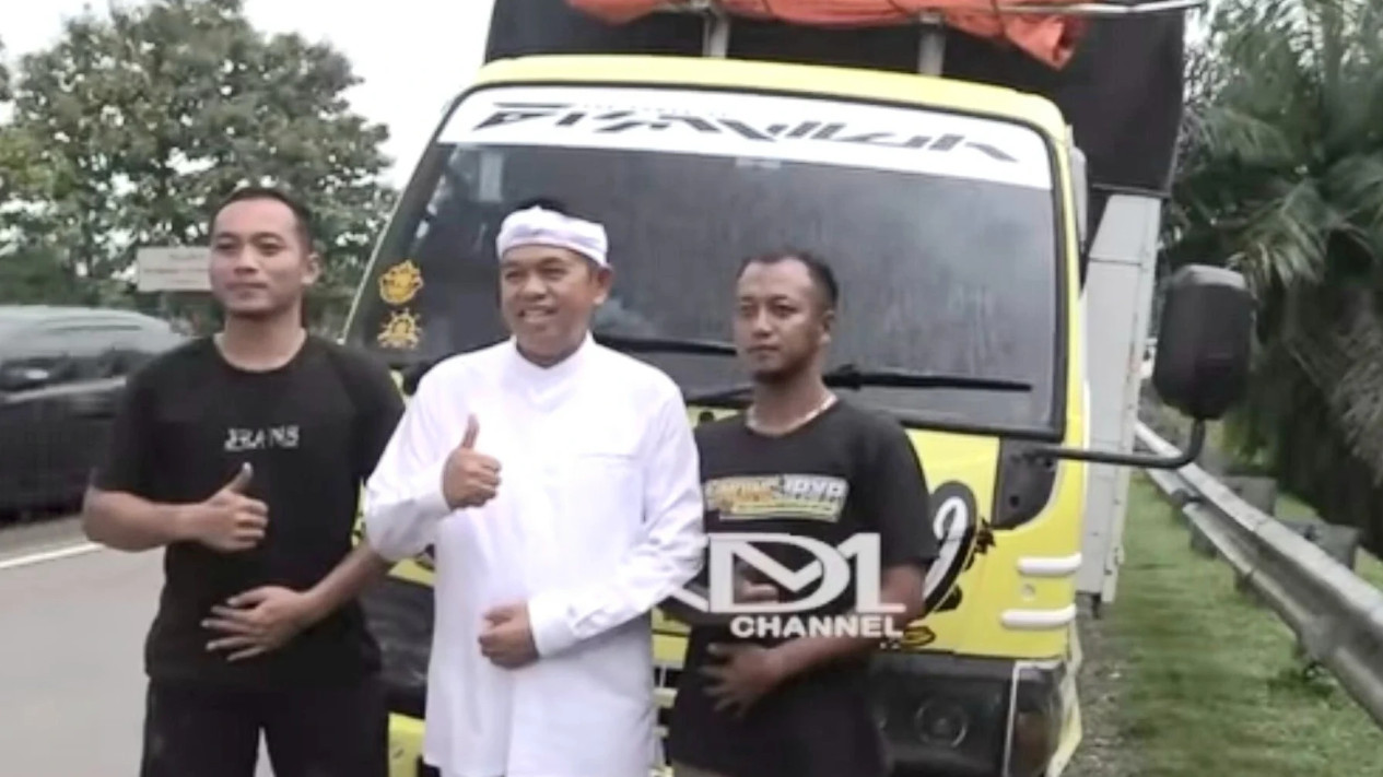 Senyum Haru Sopir Truk Jumpa Dedi Mulyadi, Awalnya Cuma bisa Lihat di Facebook Berujung dapat Bantuan Langsung
            - galeri foto