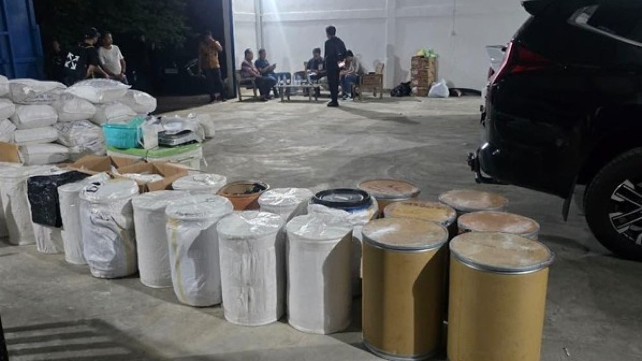 Bareskrim Polri Bongkar Pabrik Produksi Narkoba Jenis Zenix di Semarang, Tiga Tersangka Ditangkap
            - galeri foto