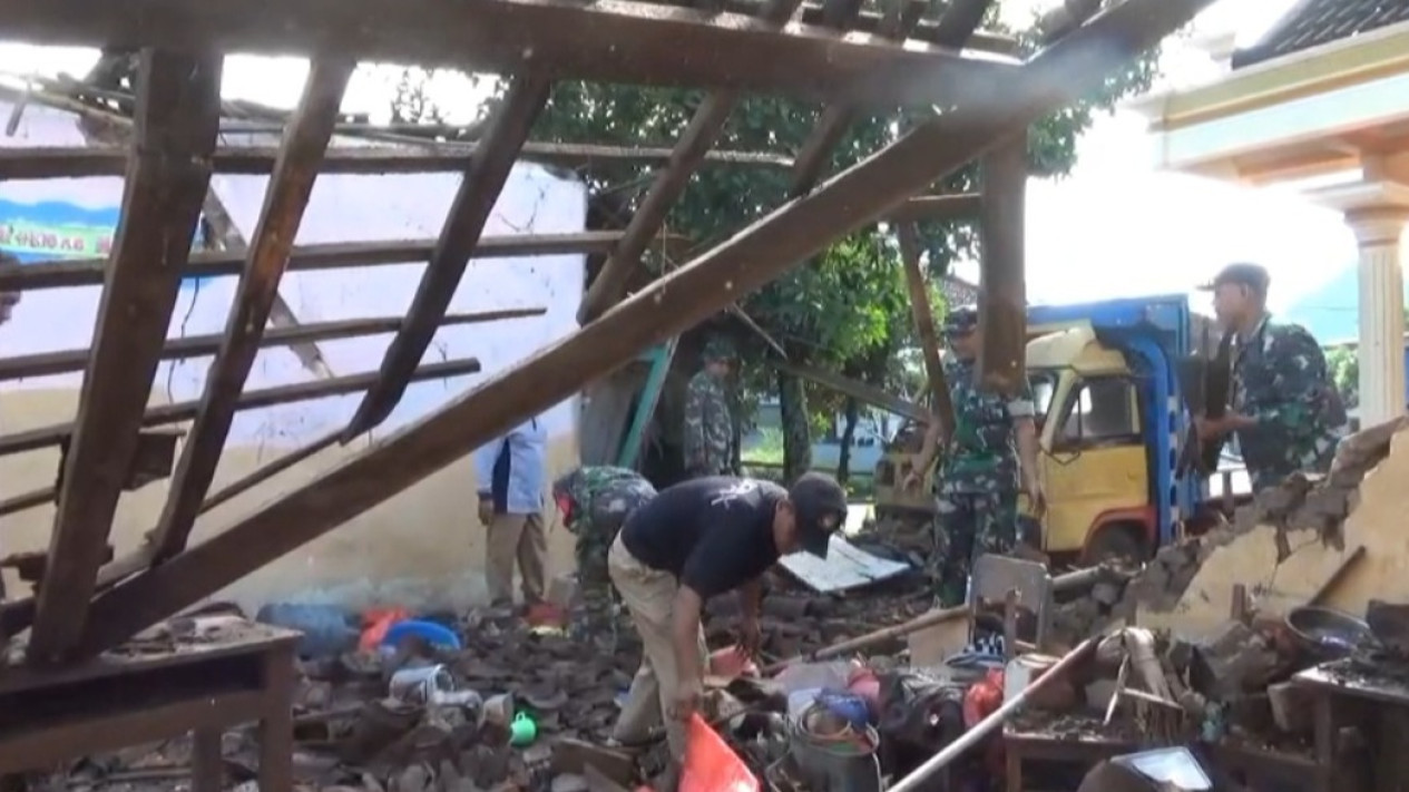 Bangunan Tua Tak Kuat Menahan Hujan, Gudang SDN di Magetan Roboh
            - galeri foto