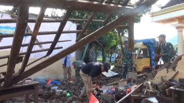 Bangunan Tua Tak Kuat Menahan Hujan, Gudang SDN di Magetan Roboh